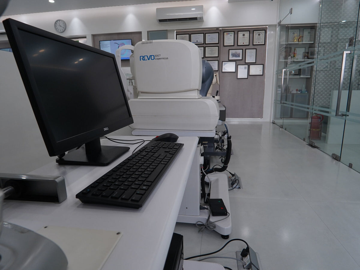 OCT eye scanner and computer at Global Eye Clinic